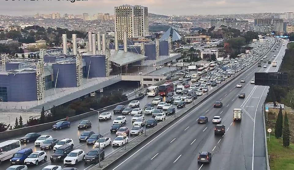 Bakıda hazırda sıxlıq müşahidə olunan yollar açıqlanıb 