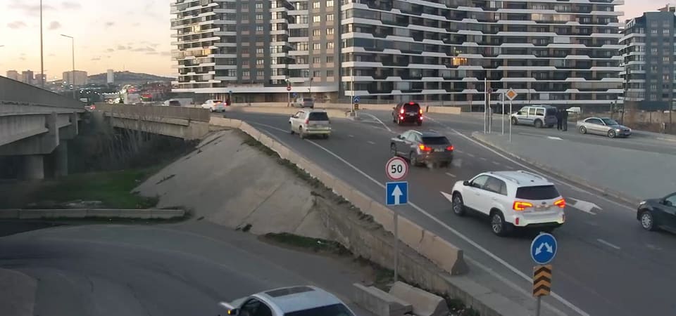 Yəhya Hüseynov və Rəşid İsmayılov küçələrinin kəsişməsində yeni svetoforlar quraşdırılıb