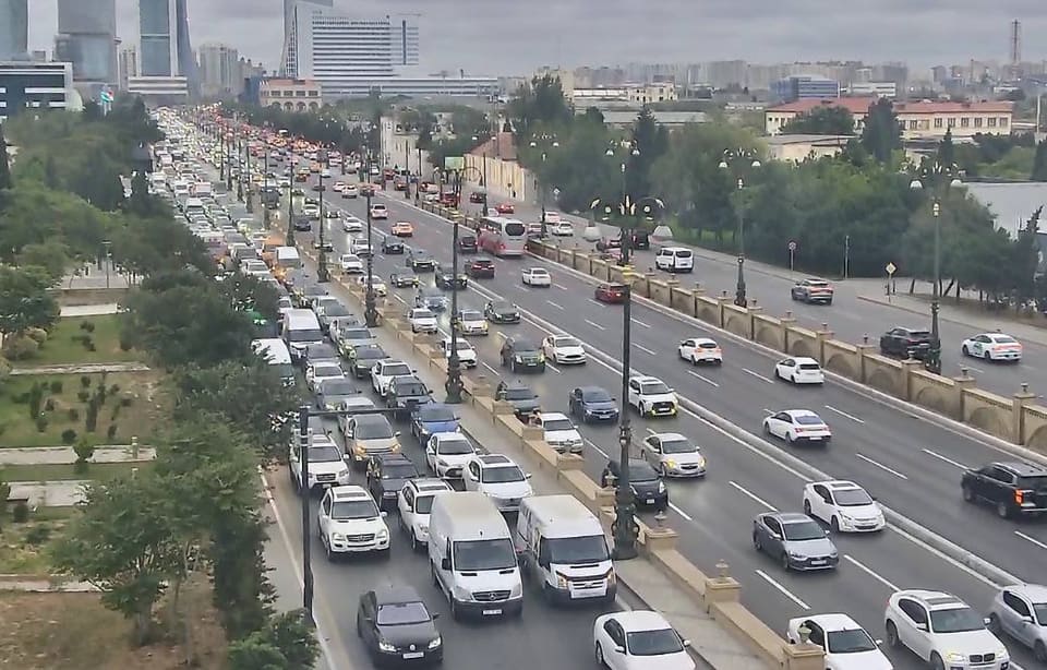 15 istiqamətdə tıxac müşahidə olunur - SİYAHI
