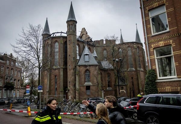 Amsterdamda kilsə yanıb 