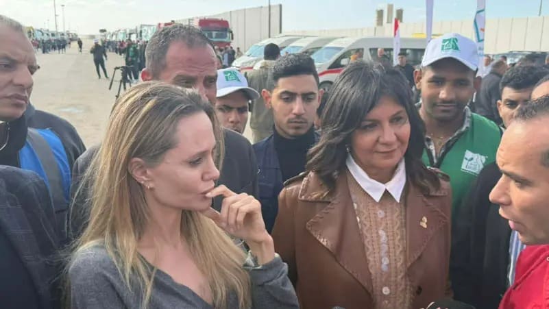 Ancelina Coli Misir sərhədində Qəzza xəstələrini ziyarət edib
