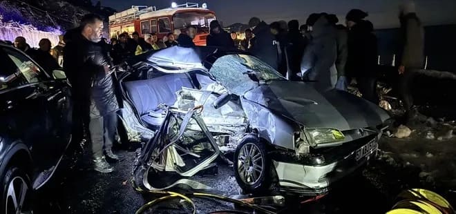 Türkiyədə avtomobillərin toqquşması nəticəsində 2 nəfər ölüb, 6 nəfər yaralanıb
