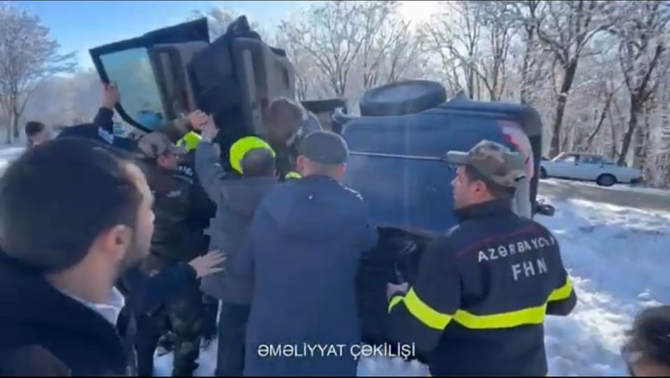 İsmayıllıda buz bağlayan yolda avtomobil aşıb