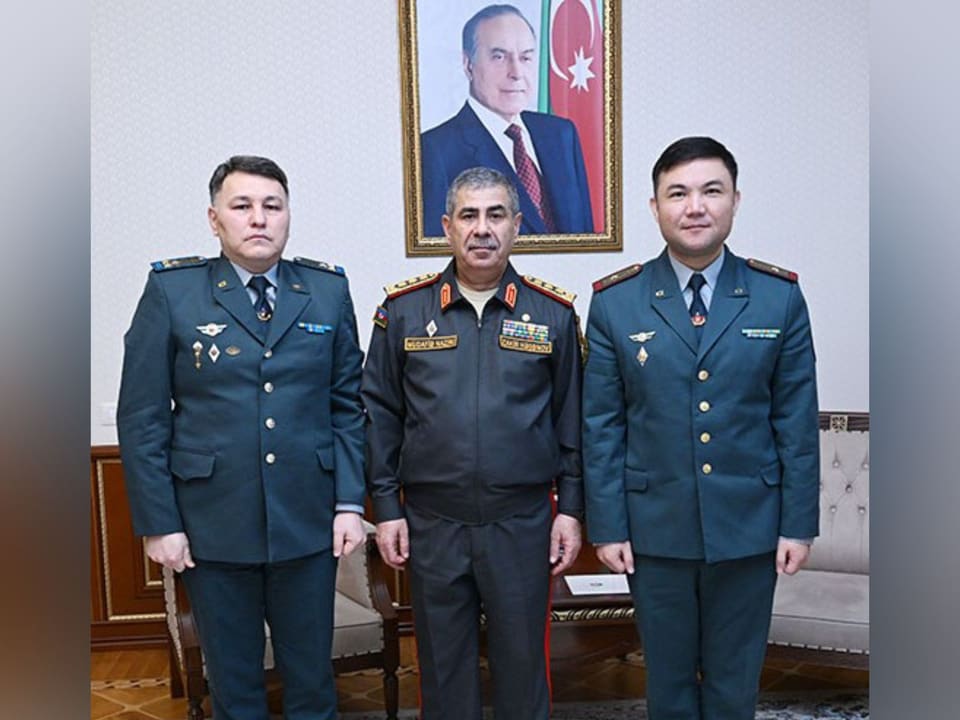 Azərbaycan müdafiə naziri Qazaxıstanın yeni hərbi attaşesini qəbul edib
