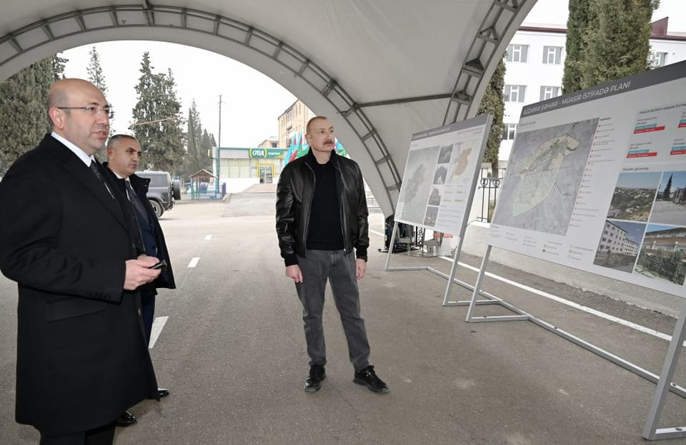 Prezident İlham Əliyev Ağdərə şəhərinin Baş planı ilə tanış olub