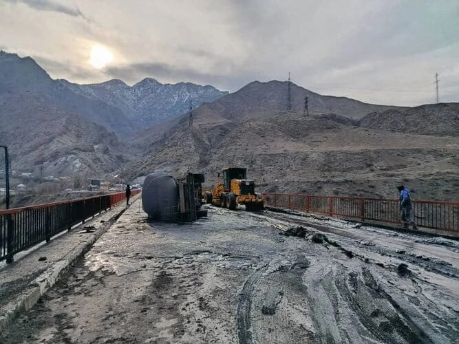 Qırğızıstanda yanacaq daşıyan yanacaq tanker aşıb