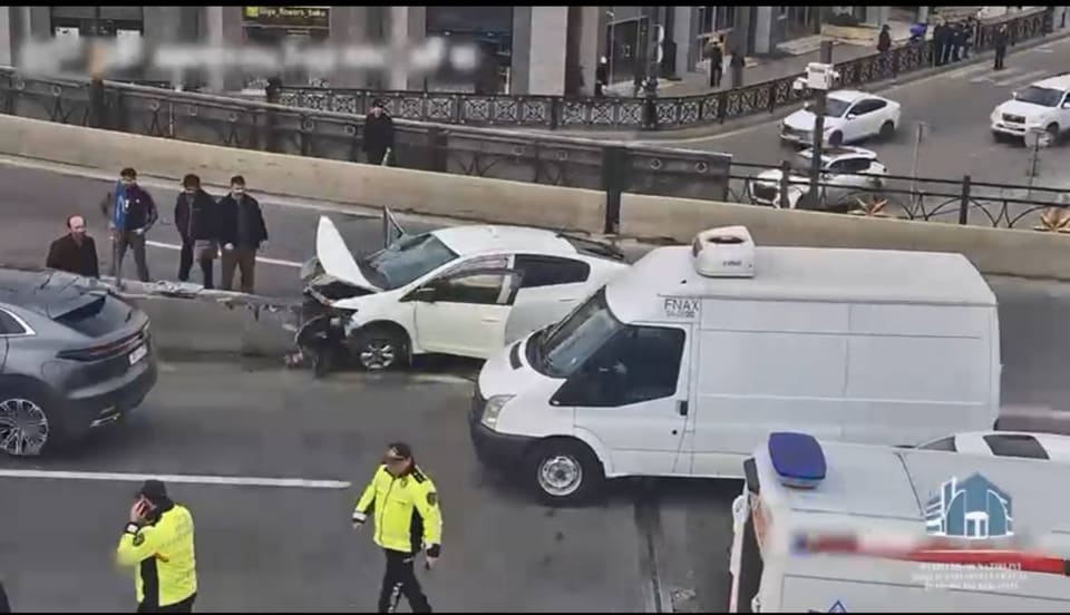 Bakıda körpünün üzərində yol qəzası olub - VİDEO