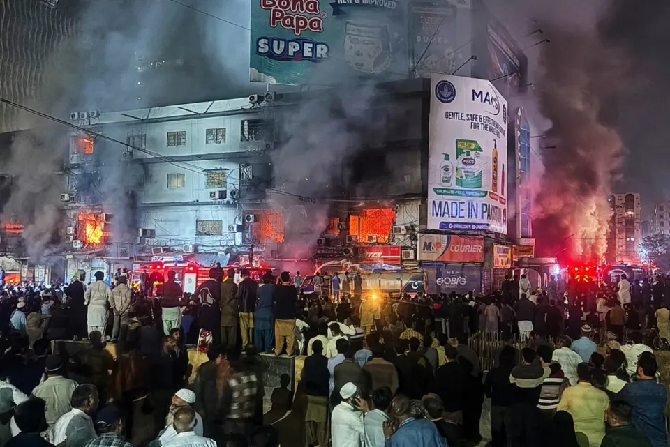 Pakistanda ticarət mərkəzində yanğın olub