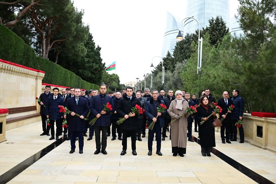 Mədəniyyət Nazirliyinin kollektivi 20 Yanvar şəhidlərinin xatirəsini yad edib