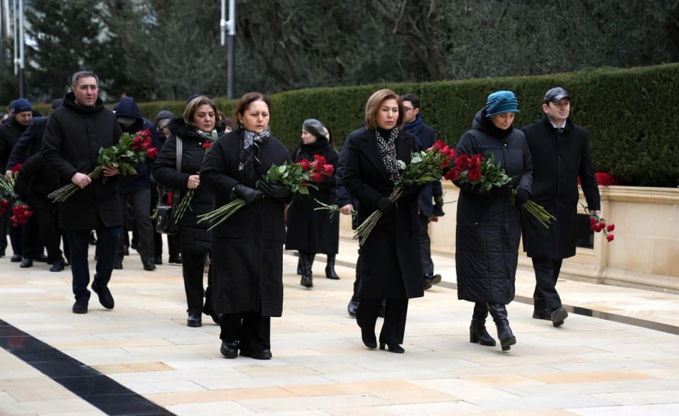 Ailə, Qadın və Uşaq Problemləri üzrə Dövlət Komitəsinin kollektivi Şəhidlər xiyabanını ziyarət edib