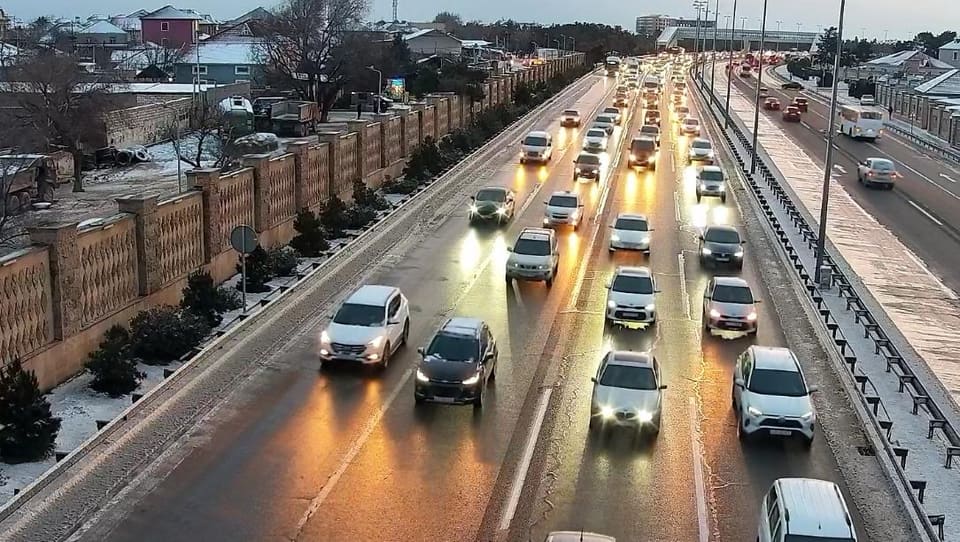 NİİM: Aeroport yolu buz bağlayıb