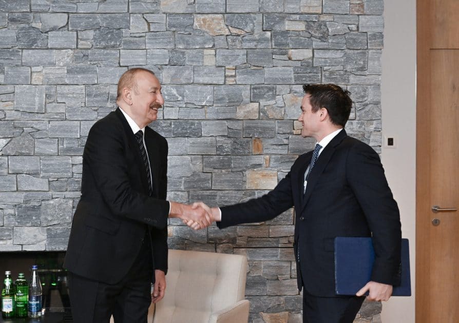 İlham Əliyev Davosda “Brookfield Asset Management” şirkətinin prezidenti ilə görüşüb