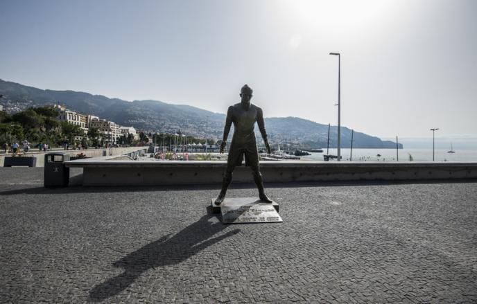Portuqaliyada Ronaldonun heykəli yandırılıb