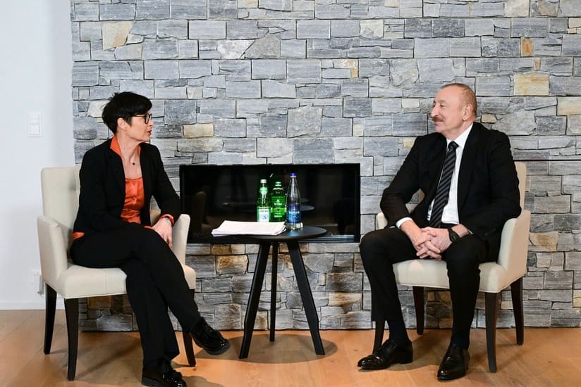 Prezident Davosda Avropa İttifaqının Genişlənmə üzrə komissarı ilə görüşüb
