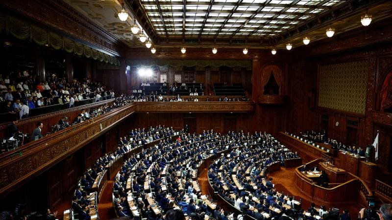 Yaponiyada parlament buraxılıb