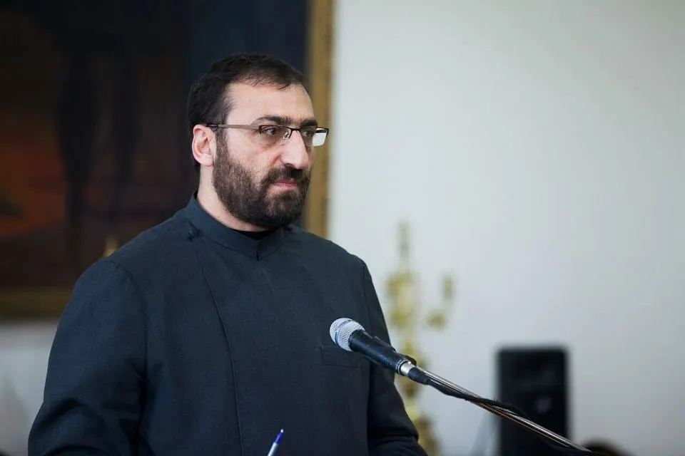 Ermənistanda arxiyepiskop Xaçatryanın həbs müddəti uzadılıb