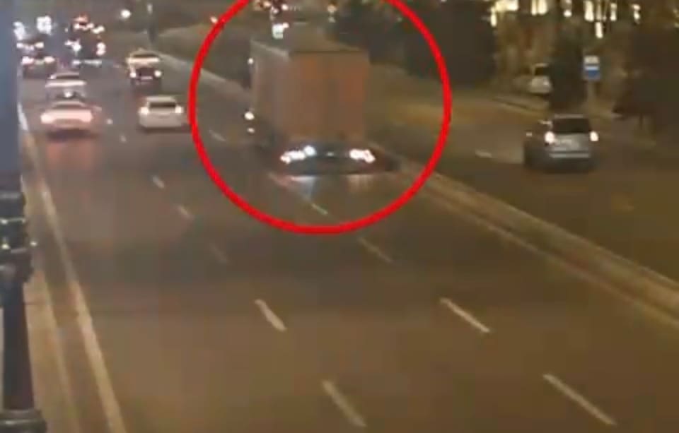 Heydər Əliyev prospektində geriyə doğru hərəkət edən yük avtomobili qəzaya səbəb olub - VİDEO