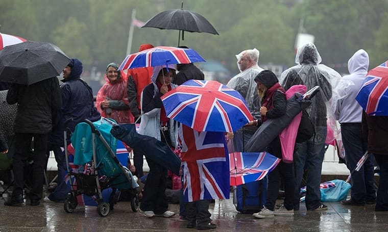 Britaniya minlərlə qanunsuz miqrantı üç Afrika ölkəsinə deportasiya edəcək