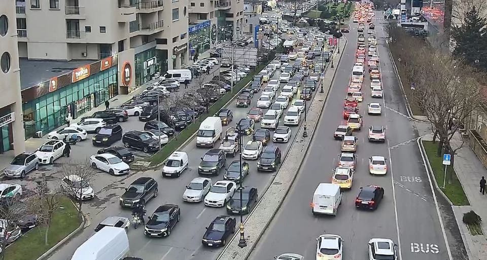 Bakıda hazırda sıxlıq müşahidə olunan yollar açıqlanıb 