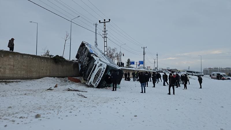 Türkiyədə avtobus aşıb, 16 nəfər xəsarət alıb