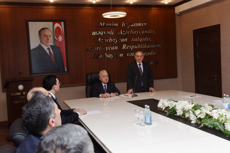Nəsimi Rayon İcra Hakimiyyətinin başçısı kollektivə təqdim olunub