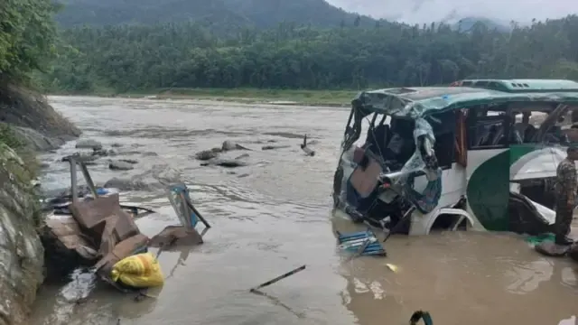Nepalda sərnişin avtobusu çaya düşüb, 10 nəfər ölüb