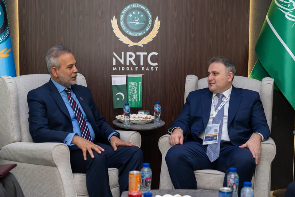 “World Defence Show 2026” sərgisi çərçivəsində fəal müzakirələr aparılır