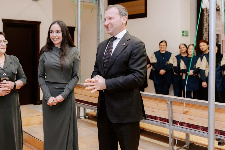 Leyla Əliyeva “Azərxalça”nın Şuşa məscidi üçün hazırladığı dairəvi əl xalçasının kəsim mərasimində iştirak edib