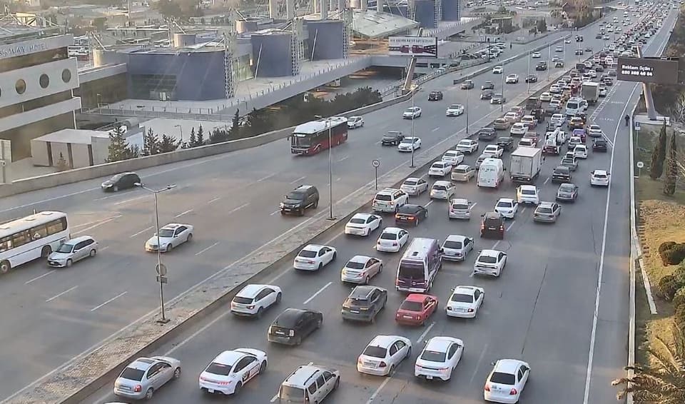 Bakıda hazırda sıxlıq müşahidə olunan yollar açıqlanıb 