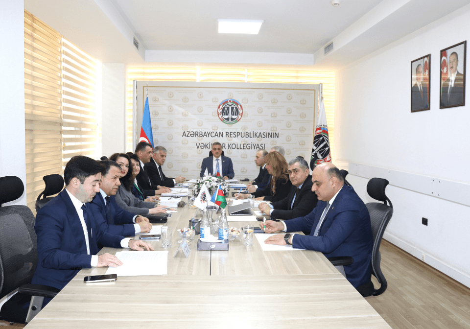 Bir vəkilin fəaliyyəti dayandırılıb, bir vəkilə xəbərdarlıq edilib