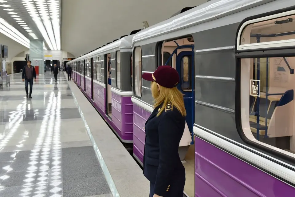 Metrodan istifadə edən sərnişinlərin sayı azalıb