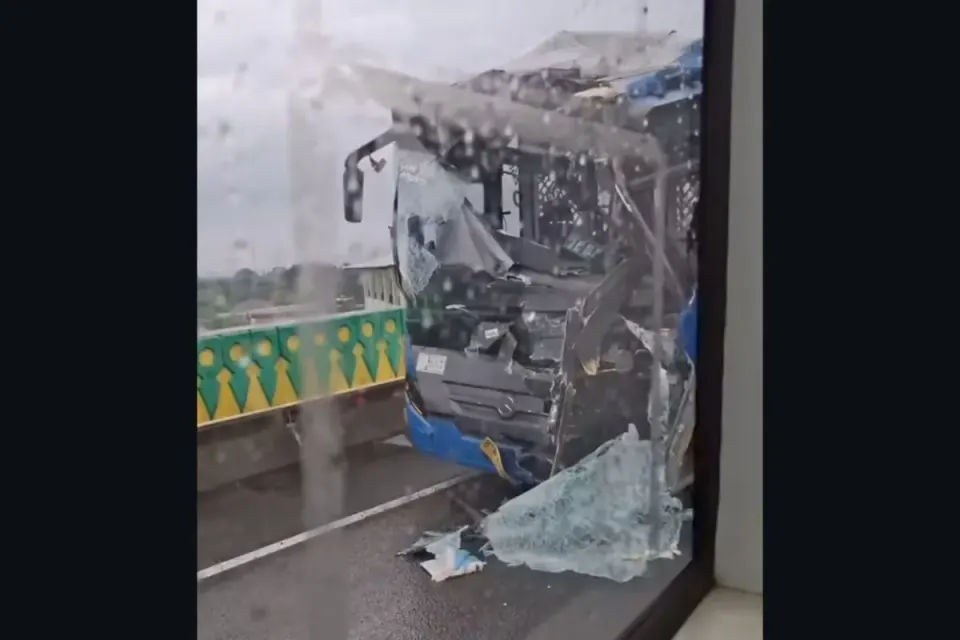İndoneziyada avtobus qəzasında  23 nəfər xəsarət alıb