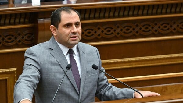 Ermənistanın müdafiə naziri İrana səfərə gəlib