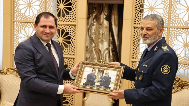 Ermənistan müdafiə naziri İranın Baş Qərargah rəisi ilə görüşüb