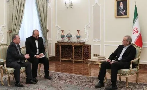 Qırğızıstan səfiri etimadnaməsini İran prezidentinə təqdim edib