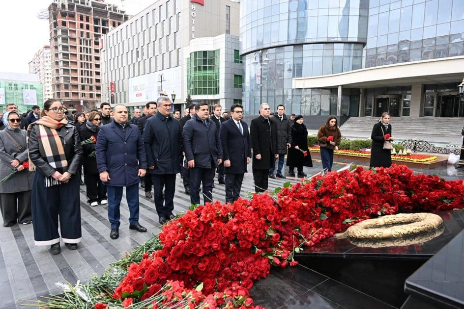 Ombudsman Aparatının kollektivi “Ana harayı” abidəsini ziyarət edib
