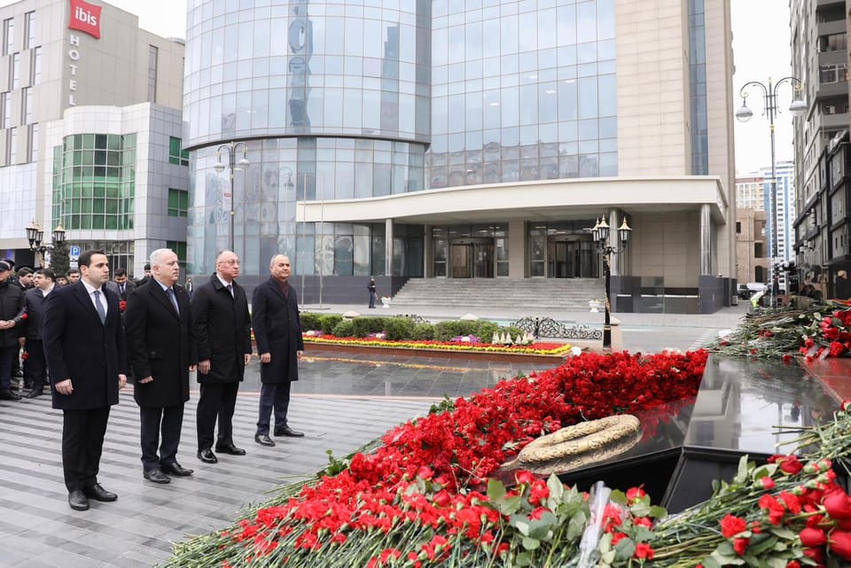 AQTA-nın kollektivi Xocalı soyqırımı abidəsini ziyarət ediblər