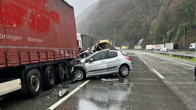 Türkiyədə avtomobilin yük maşınına çırpılması nəticəsində iki nəfər ölüb