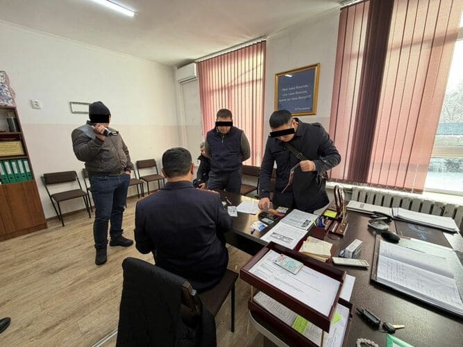 Qırğızıstanda  iki yüksək rütbəli polis zabiti saxlanılıb