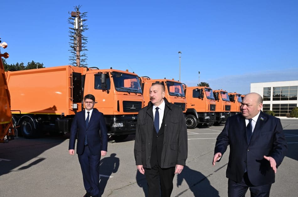 Prezident İlham Əliyev Bakıda məişət tullantıları daşıyan texnikalarla tanış olub