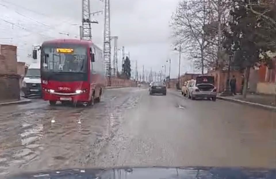 Gəncədə 3 ay əvvəl çəkilən asfalt örtüyü yararsız hala düşüb - VİDEO