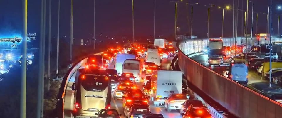 Bakı dairəvi yolunda avtomobil yanıb, sıxlıq yaranıb