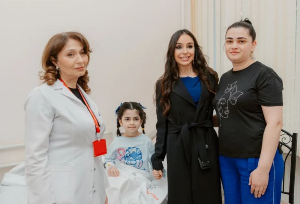 Leyla Əliyeva Bakıda Uşaq Klinik Xəstəxanasını ziyarət edib