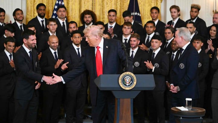 Donald Tramp Ağ Evdə Messi ilə Peleni müqayisə edib