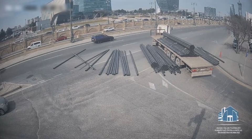 “Bağırov” körpüsündə yük yola dağılıb