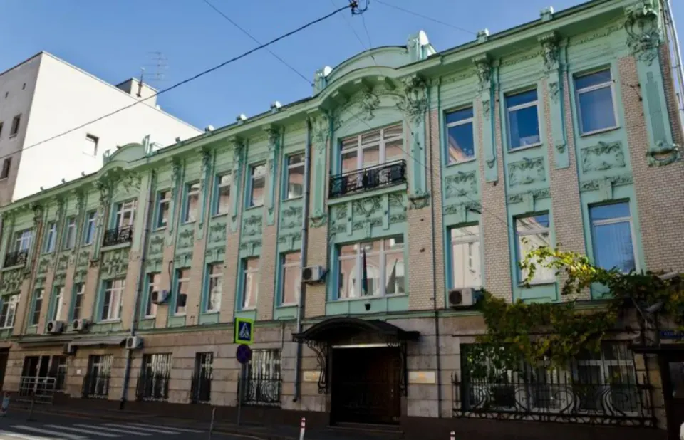 Moskvada Azərbaycan səfirliyinin avtomobili qəzaya düşüb