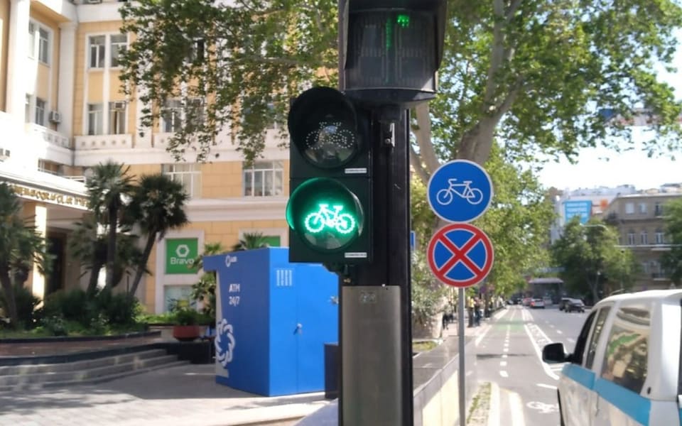 Paytaxtda daha 5 kəsişmədə svetoforlara velosiped bölmələri quraşdırılıb