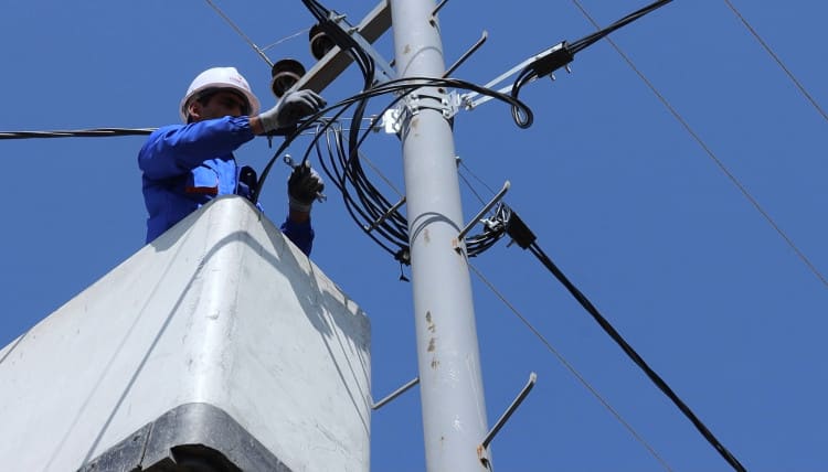 “Azərişıq” ASC Ağcabədinin bir sıra kəndlərinin elektrik şəbəkəsini yeniləyir