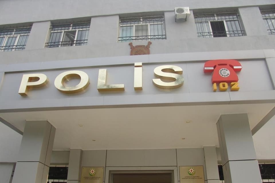 Vəkil: Polis çağırışı alan vətəndaş yalnız müvafiq bölməyə müraciət etməlidir