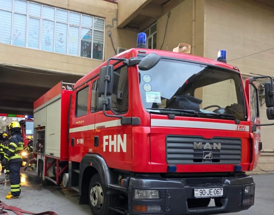 Bakıda çoxmərtəbəli binada yanğın olub, sakinlər təxliyə edilib